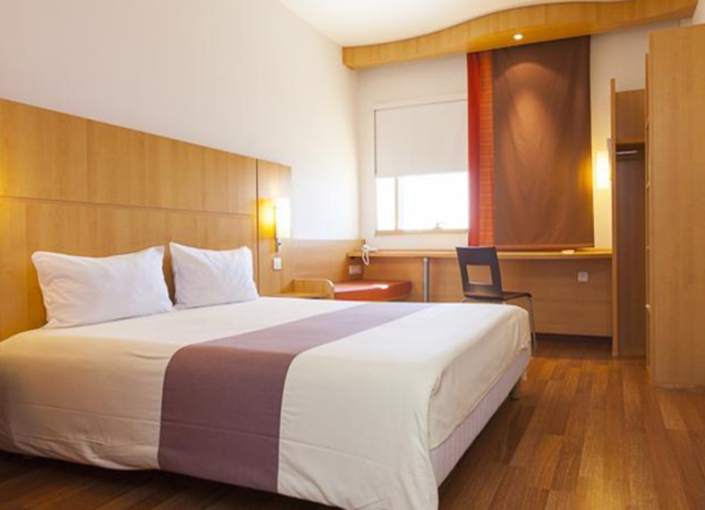 POLYMASS flexible PVC in hotel room for sound insulation